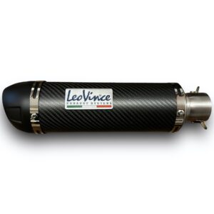 TUBO DE ESCAPE AAA LEOVINCE NEGRO 🔥 ¿Para qué sirve un escape de moto? Un escape deportivo sirve para que otros conductores puedan notar nuestra presencia en la carretera gracias al sonido perceptible que produce. Además, algunos escapes tienen un diseño deportivo que le da un aspecto más atractivo a la motocicleta. Especificaciones Largo: 38cm Entrada: 51mm con reductor hasta 35mm Cuenta con Abrazadera, pernos y resortes de fijación Acople reductor DB-Killer (reductor de sonido)