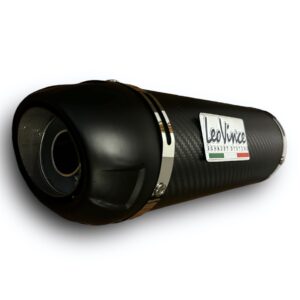 TUBO DE ESCAPE AAA LEOVINCE NEGRO 🔥 ¿Para qué sirve un escape de moto? Un escape deportivo sirve para que otros conductores puedan notar nuestra presencia en la carretera gracias al sonido perceptible que produce. Además, algunos escapes tienen un diseño deportivo que le da un aspecto más atractivo a la motocicleta. Especificaciones Largo: 38cm Entrada: 51mm con reductor hasta 35mm Cuenta con Abrazadera, pernos y resortes de fijación Acople reductor DB-Killer (reductor de sonido)