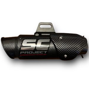 TUBO DE ESCAPE AAA SC PROJECT ESTILO CARBONO 🔥 ¿Para qué sirve un escape de moto? Un escape deportivo sirve para que otros conductores puedan notar nuestra presencia en la carretera gracias al sonido perceptible que produce. Además, algunos escapes tienen un diseño deportivo que le da un aspecto más atractivo a la motocicleta. Especificaciones Largo: 31cm Entrada: 51mm con reductor hasta 35mm Cuenta con Pernos y resortes de fijación Acople reductor