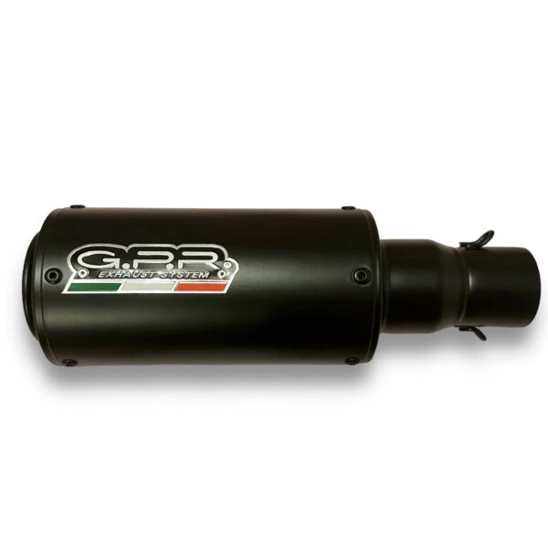 TUBO DE ESCAPE AAA GPR NEGRO🔥 ¿Para qué sirve un escape de moto? Un escape deportivo sirve para que otros conductores puedan notar nuestra presencia en la carretera gracias al sonido perceptible que produce. Además, algunos escapes tienen un diseño deportivo que le da un aspecto más atractivo a la motocicleta. Especificaciones Largo: 31cm Entrada: 51mm con reductor hasta 35mm Cuenta con Abrazadera, perno y resortes de fijación Acople reductor DB-killer (reductor de sonido)