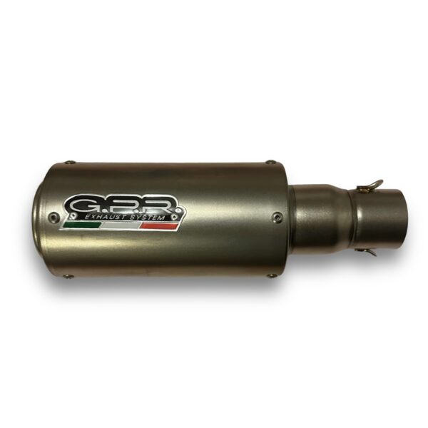 TUBO DE ESCAPE AAA GPR GRIS🔥 ¿Para qué sirve un escape de moto? Un escape deportivo sirve para que otros conductores puedan notar nuestra presencia en la carretera gracias al sonido perceptible que produce. Además, algunos escapes tienen un diseño deportivo que le da un aspecto más atractivo a la motocicleta. Especificaciones Largo: 31cm Entrada: 51mm con reductor hasta 35mm Cuenta con Abrazadera, perno y resortes de fijación Acople reductor DB-killer (reductor de sonido)