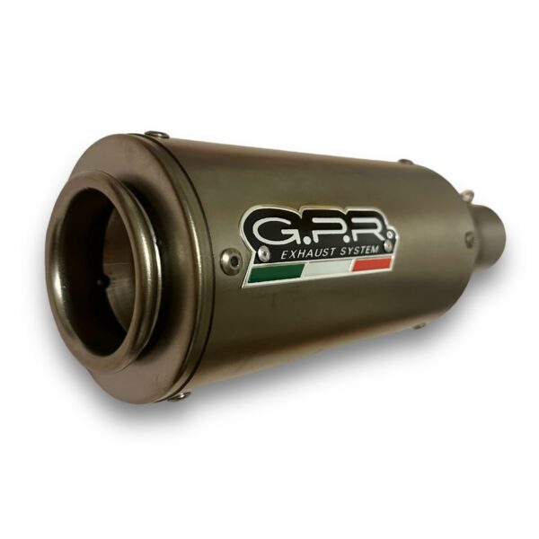 TUBO DE ESCAPE AAA GPR GRIS🔥 ¿Para qué sirve un escape de moto? Un escape deportivo sirve para que otros conductores puedan notar nuestra presencia en la carretera gracias al sonido perceptible que produce. Además, algunos escapes tienen un diseño deportivo que le da un aspecto más atractivo a la motocicleta. Especificaciones Largo: 31cm Entrada: 51mm con reductor hasta 35mm Cuenta con Abrazadera, perno y resortes de fijación Acople reductor DB-killer (reductor de sonido)