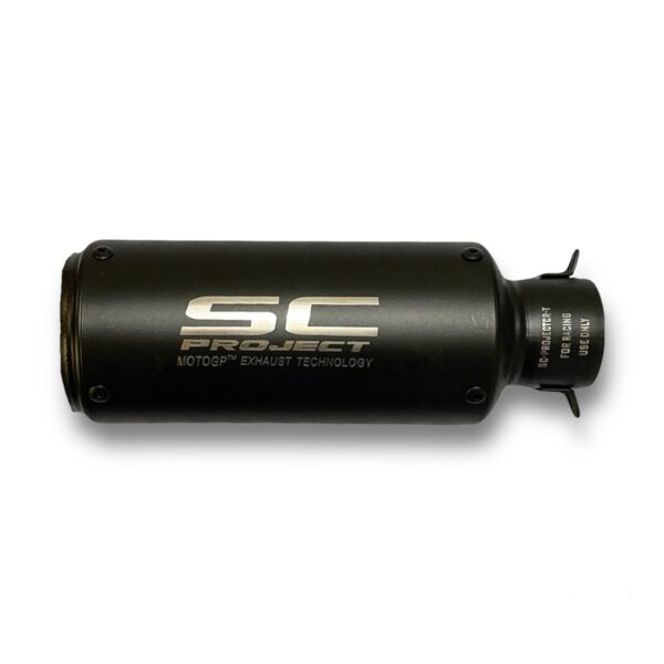 TUBOS DE ESCAPE AAA SC PROJECT CORTO NEGRO🔥 ¿Para qué sirve un escape de moto? Un escape deportivo sirve para que otros conductores puedan notar nuestra presencia en la carretera gracias al sonido perceptible que produce. Además, algunos escapes tienen un diseño deportivo que le da un aspecto más atractivo a la motocicleta. Especificaciones Largo: 24,5cm Entrada: 51mm con reductor hasta 35mm Cuenta con Abrazadera, pernos y resortes de fijación Acople reductor
