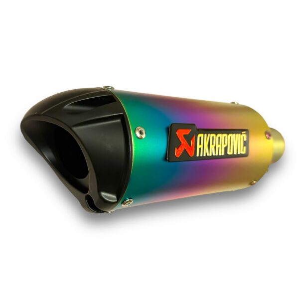 Aquí tienes el texto con los títulos de cada párrafo agrandados para una página web: TUBO DE ESCAPE AAA AKRAPOVIC TORNASOL 🔥 ¿Para qué sirve un escape de moto? Un escape deportivo sirve para que otros conductores puedan notar nuestra presencia en la carretera gracias al sonido perceptible que produce. Además, algunos escapes tienen un diseño deportivo que le da un aspecto más atractivo a la motocicleta. Especificaciones Largo: 32,5cm Entrada: 51mm con reductor hasta 35mm Cuenta con Abrazadera, pernos y resortes de fijación Acople reductor
