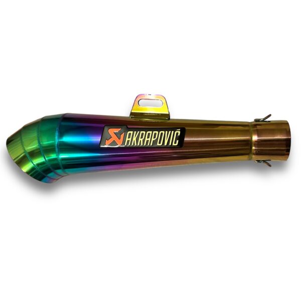 TUBO DE ESCAPE AAA AKRAPOVIC TORNASOL 🔥 ¿Para qué sirve un escape de moto? Un escape deportivo sirve para que otros conductores puedan notar nuestra presencia en la carretera gracias al sonido perceptible que produce. Además, algunos escapes tienen un diseño deportivo que le da un aspecto más atractivo a la motocicleta. Especificaciones Largo: 38,5cm Entrada: 51mm con reductor hasta 35mm Cuenta con Pernos y resortes de fijación Acople reductor DB-Killer (Reductor de sonido desmontable)