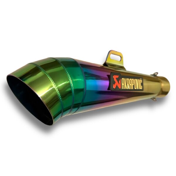TUBO DE ESCAPE AAA AKRAPOVIC TORNASOL 🔥 ¿Para qué sirve un escape de moto? Un escape deportivo sirve para que otros conductores puedan notar nuestra presencia en la carretera gracias al sonido perceptible que produce. Además, algunos escapes tienen un diseño deportivo que le da un aspecto más atractivo a la motocicleta. Especificaciones Largo: 38,5cm Entrada: 51mm con reductor hasta 35mm Cuenta con Pernos y resortes de fijación Acople reductor DB-Killer (Reductor de sonido desmontable)