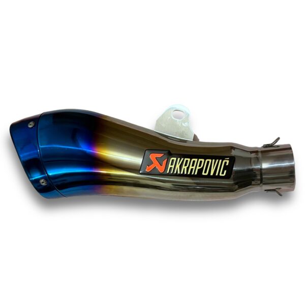 TUBO DE ESCAPE AAA AKRAPOVIC CURVO TORNASOL 🔥 ¿Para qué sirve un escape de moto? Un escape deportivo sirve para que otros conductores puedan notar nuestra presencia en la carretera gracias al sonido perceptible que produce. Además, algunos escapes tienen un diseño deportivo que le da un aspecto más atractivo a la motocicleta. Especificaciones Largo: 38cm Entrada: 51mm con reductor hasta 35mm Cuenta con Pernos y resortes de fijación Acople reductor DB-Killer (Reductor de sonido desmontable)