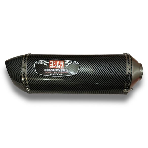 TUBO DE ESCAPE AAA YOSHIMURA R-77 IMITACIÓN DE CARBONO🔥 ¿Para qué sirve un escape de moto? Un escape deportivo sirve para que otros conductores puedan notar nuestra presencia en la carretera gracias al sonido perceptible que produce. Además, algunos escapes tienen un diseño deportivo que le da un aspecto más atractivo a la motocicleta. Especificaciones Largo: 42cm Entrada: 51mm con reductor hasta 35mm Cuenta con Abrazadera, pernos y resortes de fijación Acople reductor DB-Killer (reductor de sonido)