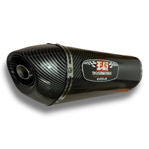 TUBO DE ESCAPE AAA YOSHIMURA R-77 IMITACIÓN DE CARBONO🔥 ¿Para qué sirve un escape de moto? Un escape deportivo sirve para que otros conductores puedan notar nuestra presencia en la carretera gracias al sonido perceptible que produce. Además, algunos escapes tienen un diseño deportivo que le da un aspecto más atractivo a la motocicleta. Especificaciones Largo: 42cm Entrada: 51mm con reductor hasta 35mm Cuenta con Abrazadera, pernos y resortes de fijación Acople reductor DB-Killer (reductor de sonido)