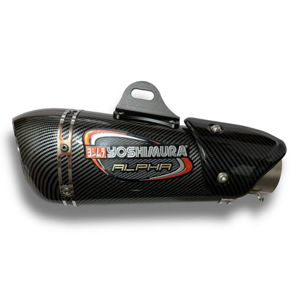 TUBO DE ESCAPE AAA YOSHIMURA ALPHA T IMITACIÓN DE CARBONO🔥 ¿Para qué sirve un escape de moto? Un escape deportivo sirve para que otros conductores puedan notar nuestra presencia en la carretera gracias al sonido perceptible que produce. Además, algunos escapes tienen un diseño deportivo que le da un aspecto más atractivo a la motocicleta. Especificaciones Largo: 34,5cm Entrada: 51mm con reductor hasta 35mm Cuenta con Pernos y resortes de fijación Acople reductor DB-Killer (Reductor de sonido desmontable)