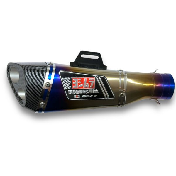 ESCAPE AAA YOSHIMURA R-11 TORNASOL 🔥 ¿Para qué sirve un escape de moto? Un escape deportivo sirve para que otros conductores puedan notar nuestra presencia en la carretera gracias al sonido perceptible que produce. Además, algunos escapes tienen un diseño deportivo que le da un aspecto más atractivo a la motocicleta. Especificaciones Largo: 34,5cm Entrada: 51mm con reductor hasta 35mm Cuenta con Pernos y resortes de fijación Acople reductor