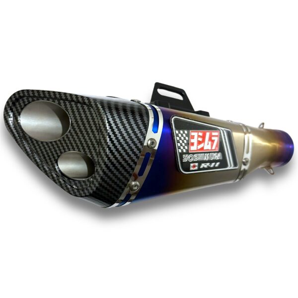 ESCAPE AAA YOSHIMURA R-11 TORNASOL 🔥 ¿Para qué sirve un escape de moto? Un escape deportivo sirve para que otros conductores puedan notar nuestra presencia en la carretera gracias al sonido perceptible que produce. Además, algunos escapes tienen un diseño deportivo que le da un aspecto más atractivo a la motocicleta. Especificaciones Largo: 34,5cm Entrada: 51mm con reductor hasta 35mm Cuenta con Pernos y resortes de fijación Acople reductor