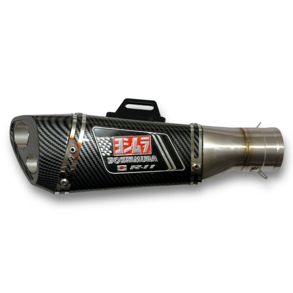 ESCAPE TIPO YOSHIMURA R-11 IMITACIÓN DE CARBONO🔥 ¿Para que sirve un escape de moto? Un escape deportivo sirve para que otros conductores puedan notar nuestra presencia en la carretera gracias al sonido perceptible que produce. Además, algunos escapes tienen un diseño deportivo que le da un aspecto más atractivo a la motocicleta. Especificaciones: Largo: 34,5cm Entrada: 51mm con reductor hasta 35mm Cuenta con: - Pernos y resortes de fijación. - Acople reductor.