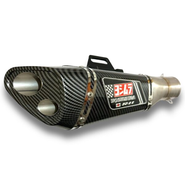 ESCAPE TIPO YOSHIMURA R-11 IMITACIÓN DE CARBONO🔥 ¿Para que sirve un escape de moto? Un escape deportivo sirve para que otros conductores puedan notar nuestra presencia en la carretera gracias al sonido perceptible que produce. Además, algunos escapes tienen un diseño deportivo que le da un aspecto más atractivo a la motocicleta. Especificaciones: Largo: 34,5cm Entrada: 51mm con reductor hasta 35mm Cuenta con: - Pernos y resortes de fijación. - Acople reductor.