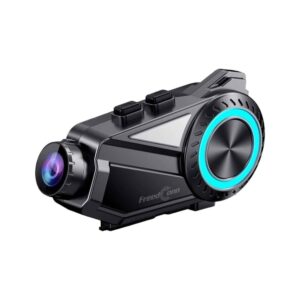 INTERCOMUNICADOR FREEDCONN R3 2K🔥 El Freedconn R3 2K lleva la conectividad en motocicletas a un nuevo nivel con su avanzado set de manos libres Bluetooth. Este dispositivo no solo facilita la comunicación entre motociclistas, sino que también es compatible con intercomunicadores de otras marcas, permitiendo una comunicación más amplia y versátil. Características Destacadas: Intercomunicador de Grupo: Conecta hasta 6 dispositivos a una distancia de hasta 1000 metros. Compatible con intercomunicadores de otras marcas. Radio FM Incorporada: Disfruta de música y noticias mientras conduces. Conexión Bluetooth 5.0: Para una conectividad rápida y estable. Cámara Integrada: Gran angular de 140° que graba en QHD P30 2K. Aplicación “Road Cam”: Permite la administración de ajustes, visualización y transferencia de multimedia. Conexión WiFi 2.4GHz: Facilita el uso multimedia. Conectividad Dual: Permite conectar dos teléfonos simultáneamente. Almacenamiento: Compatible con memorias micro SD de hasta 64GB. Rendimiento de la Batería: Capacidad: Batería de polímero de litio recargable de 2000mAh. Tiempo en Llamadas: Hasta 33 horas. Grabación de Video: Aproximadamente 7-8 horas. Reproducción de Música: Hasta 42 horas. Tiempo en Espera: Hasta 7 días. Tiempo de Carga: Aproximadamente 3 horas. Carga en Uso: Compatible con baterías portátiles, incluye puerto de audio independiente. Funcionalidades Adicionales: Resistencia al Agua: Clasificación IP65. Control de Volumen: Directamente desde el dispositivo. Control de Ruido: Avanzado para una calidad de sonido óptima. Parlantes: Estéreo de alta fidelidad. Kit de Audio: Entrada micro USB con dos micrófonos: uno para casco integral y otro articulado con filtro de ruido. Anuncios Hablados: Para modos, batería baja, encendido de video, entre otros. Comandos de Voz: Compatible con los comandos de voz del teléfono. El Freedconn R3 2K es el compañero perfecto para los motociclistas que buscan una experiencia de conducción avanzada, conectada y llena de funcionalidades.