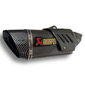 ECAPE TIPO AKRAPOVIC IMITACIÓN DE CARBONO CON PROTECTOR 🔥 ¿Para qué sirve un escape de moto? Un escape deportivo sirve para que otros conductores puedan notar nuestra presencia en la carretera gracias al sonido perceptible que produce. Además, algunos escapes tienen un diseño deportivo que le da un aspecto más atractivo a la motocicleta. Especificaciones Largo: 45cm Entrada: 51mm con reductor hasta 35mm Cuenta con Pernos y resortes de fijación Acople reductor DB-Killer (reductor de decibelios)