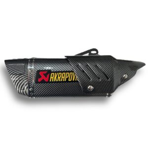 ESCAPE TIPO AKRAPOVIC IMITACIÓN DE CARBONO CON PROTECTOR 🔥 ¿Para qué sirve un escape de moto? Un escape deportivo sirve para que otros conductores puedan notar nuestra presencia en la carretera gracias al sonido perceptible que produce. Además, algunos escapes tienen un diseño deportivo que le da un aspecto más atractivo a la motocicleta. Especificaciones Largo: 45cm Entrada: 51mm con reductor hasta 35mm Cuenta con Pernos y resortes de fijación Acople reductor DB-Killer (reductor de decibelios)