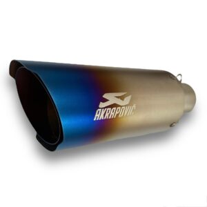 ESCAPE TIPO AKRAPOVIC CORTO COLOR TORNASOL🔥 ¿Para qué sirve un escape de moto? Un escape deportivo sirve para que otros conductores puedan notar nuestra presencia en la carretera gracias al sonido perceptible que produce. Además, algunos escapes tienen un diseño deportivo que le da un aspecto más atractivo a la motocicleta. Especificaciones Largo: 25cm Entrada: 51mm con reductor hasta 35mm Cuenta con Pernos y resortes de fijación Abrazadera Acople reductor