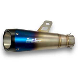 ESCAPE TIPO SC PROJECT TIBURÓN COLOR TORNASOL🔥 ¿Para qué sirve un escape de moto? Un escape deportivo sirve para que otros conductores puedan notar nuestra presencia en la carretera gracias al sonido perceptible que produce. Además, algunos escapes tienen un diseño deportivo que le da un aspecto más atractivo a la motocicleta. Especificaciones Largo: 33,5cm Entrada: 51mm con reductor hasta 35mm Cuenta con Pernos y resortes de fijación Abrazadera Acople reductor