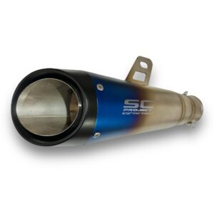 ESCAPE TIPO SC PROJECT TIBURÓN COLOR TORNASOL🔥 ¿Para qué sirve un escape de moto? Un escape deportivo sirve para que otros conductores puedan notar nuestra presencia en la carretera gracias al sonido perceptible que produce. Además, algunos escapes tienen un diseño deportivo que le da un aspecto más atractivo a la motocicleta. Especificaciones Largo: 33,5cm Entrada: 51mm con reductor hasta 35mm Cuenta con Pernos y resortes de fijación Abrazadera Acople reductor