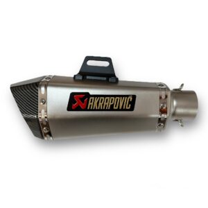 ESCAPE TIPO CUADRADO AKRAPOVIC COLOR GRIS🔥 ¿Para qué sirve un escape de moto? Un escape deportivo sirve para que otros conductores puedan notar nuestra presencia en la carretera gracias al sonido perceptible que produce. Además, algunos escapes tienen un diseño deportivo que le da un aspecto más atractivo a la motocicleta. Especificaciones Largo: 34,5cm Entrada: 51mm con reductor hasta 35mm Cuenta con Pernos y resortes de fijación Acople reductor DB-Killer (reductor de decibelios)