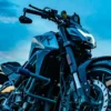 ESPEJO DE MOTO PARA PUÑOS ANTIRREFLEJOS 🔥 Descripción: Espejo para manillar de moto con carcasa metálica, diseñado específicamente para motos naked. Este espejo deportivo cuenta con un tratamiento antirreflejo, garantizando una visión clara y segura en cualquier condición de luz. Producto de alta calidad presentado en caja. Características: Diseño deportivo ideal para motos naked. Tratamiento antirreflejo en el espejo para mayor seguridad. Carcasa metálica resistente. Compatible con la mayoría de los manillares de moto. Producto de alta calidad en empaque original.