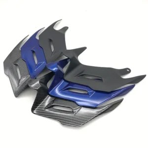 Diseñado para mejorar el estilo aerodinámico de tu Yamaha R3, este alerón frontal o winglet ofrece una apariencia más agresiva y deportiva. Su diseño se integra perfectamente con las líneas de la moto, añadiendo un toque distintivo. Compatibilidad: Yamaha R3 Este alerón es una excelente opción para los entusiastas que buscan personalizar su motocicleta, logrando un look más llamativo y estilizado.