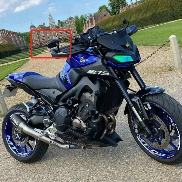 ESPEJOS RETROVISORES OVALADOS ANTIRREFLEJO DE PUÑO DE MOTO🔥 Descripción: Espejos retrovisores ovalados, diseñados para instalarse en el puño de la moto. Estos espejos cuentan con una tonalidad azul antirreflejo que reduce los destellos, mejorando la visibilidad y la seguridad durante la conducción. Características: Tonalidad azul con tratamiento antirreflejo. Diseño ovalado con dimensiones de 10cm x 5cm x 2cm. Brazo de 13cm para un ajuste óptimo. Carcasa completamente metálica para mayor durabilidad. Compatibles con la mayoría de los manillares de moto.
