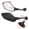 Espejos Cortos para Carenado  Mejora la estética y seguridad de tu moto con estos espejos cortos para carenado, diseñados para un estilo deportivo. Detalles: Material Duradero: Hechos de plástico ABS de alta resistencia, garantizando durabilidad y resistencia al uso diario. Cristales Convexos: Proporcionan una mayor claridad y un campo de visión más amplio, aumentando la seguridad al conducir. Ajustables a 360 Grados: Ofrecen flexibilidad para ajustar el ángulo de visión según tus necesidades. Fácil Instalación: Incluyen bases, gomas de bases y tornillos, listos para instalar en tu moto sin complicaciones. Estos espejos combinan estilo y funcionalidad, siendo una excelente opción para personalizar y mejorar tu experiencia de conducción.