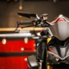 ESPEJO TIPO ALERÓN PARA MOTOS NAKED🔥 Mejora la estética y aerodinámica de tu moto con estos espejos tipo alerón diseñados específicamente para motos NAKED. Con materiales de alta calidad, su diseño moderno y funcional se adapta a cualquier moto naked, ofreciendo un estilo único y mejorando la visibilidad. Incluye: Juego de tornillos de 8 y 10mm. Llave Allen. Estos espejos tipo alerón son ideales para motociclistas que buscan combinar estilo, funcionalidad y un toque deportivo en sus motos naked.