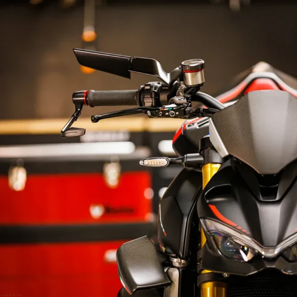 ESPEJO TIPO ALERÓN PARA MOTOS NAKED🔥 Mejora la estética y aerodinámica de tu moto con estos espejos tipo alerón diseñados específicamente para motos NAKED. Con materiales de alta calidad, su diseño moderno y funcional se adapta a cualquier moto naked, ofreciendo un estilo único y mejorando la visibilidad. Incluye: Juego de tornillos de 8 y 10mm. Llave Allen. Estos espejos tipo alerón son ideales para motociclistas que buscan combinar estilo, funcionalidad y un toque deportivo en sus motos naked.