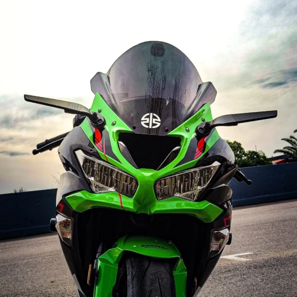 ESPEJO TIPO ALERÓN PARA MOTOS DEPORTIVAS🔥 Mejora la estética y aerodinámica de tu moto con estos espejos tipo alerón diseñados para motos deportivas. Fabricados con materiales de alta calidad, ofrecen un diseño moderno y funcional que se adapta a cualquier moto deportiva, brindando un estilo único y mejorando la visibilidad. Incluye: Pernos de instalación. Gomas de amortiguación. Llave Allen. Estos espejos tipo alerón son la elección perfecta para motociclistas que buscan combinar estilo y funcionalidad en sus motos deportivas.