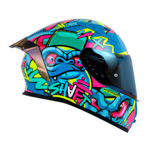 CASCO DE MOTO SHAFT SH-526SP EVO MONKEY GANG + MICA TRANSPARENTE DE REGALO El casco SH-526SP Evo de la marca Shaft es un casco integral diseñado para ofrecer seguridad y comodidad a los motociclistas en cada viaje. Detalles: Carcasa de ABS: Fabricada con termoplástico de alta resistencia, proporciona una protección sólida en caso de impacto. Tecnología SAT: El interior del casco está equipado con la tecnología de absorción de impactos para una protección efectiva durante la conducción. Tapizado de lujo personalizado: Fabricado en tela 100% de poliéster con propiedades antibacterianas, ofrece una comodidad y ajuste excepcionales para el usuario. Cubre barbilla de tela: Ayuda a impedir el ingreso de viento al interior del casco, proporcionando una experiencia de conducción más cómoda. Visor de policarbonato: Con protección UV y resistente a rayaduras, ofrece una visión clara y protegida durante la conducción. Ventilaciones frontales y superiores regulables: Permiten una circulación de aire personalizada para mantener la cabeza fresca y seca en todo momento. Salidas posteriores fijas: Permiten la evacuación eficiente del aire al interior del casco, proporcionando una ventilación óptima. Sistema de broche micrométrico ajustable: Asegura un cierre seguro y un ajuste personalizado para cada usuario. Preparado para intercomunicador: Listo para integrar un sistema de intercomunicador para una experiencia de conducción conectada. Compatible con Pinlock 30: Permite la integración del Pinlock 30 (no incluido) para mantener una visión clara en condiciones de humedad. Certificaciones de seguridad: Cumple con la norma europea ECE-R 2206 y decreto Supremo N° 231, de 2000 de Ministerio de Transportes y Telecomunicaciones de Chile. Incluye: Visor transparente y visor de color. Alerón trasero. Kit de repuestos para el sistema de fijación del visor. Funda protectora. El casco SH-526SP Evo de Shaft es una excelente opción, ofreciendo una experiencia completa y segura para los motociclistas.