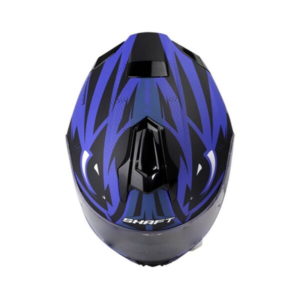 CASCO SHAFT 551 PRIMITIVE AZUL🔥 El casco de moto integral Shaft modelo SH-551 combina tecnología avanzada y diseño ergonómico para proporcionar un nivel excepcional de seguridad y comodidad durante tus viajes. Detalles: Marca: Shaft Modelo: SH-551 Material: Carcasa de ABS, un termoplástico de alta resistencia para una protección sólida. Interior: Tecnología SAT (Tecnología de Absorción de Impactos) para una absorción eficiente de impactos. Tapizado: Tela 100% de poliéster con propiedades antibacteriales para mayor comodidad y ajuste. Cubre barbilla: Tela para impedir el ingreso de viento al interior del casco. Peso: 1.390 gramos (+- 50 gramos), proporcionando comodidad sin sacrificar la seguridad. Visor: Policarbonato con protección UV y anti-rayaduras para una visión clara y protegida. Ventilaciones: Frontales y superiores ajustables para una circulación de aire personalizada. Salidas posteriores: Fijas para permitir la evacuación eficiente del aire al interior del casco. Sistema de cierre: Broche micrométrico ajustable para un cierre seguro y ajuste personalizado. Ajuste: Óptimo con dos tamaños de coraza disponibles. Compatibilidad: Pinlock 30 (No incluido) para mantener una visión clara en condiciones de humedad. Certificación: Norma europea ECE-R 2205 y la colombiana RES1080, garantizando estándares de seguridad reconocidos internacionalmente. El casco integral SH-551 de Shaft no solo cumple con rigurosas normas de seguridad, sino que también ofrece un diseño elegante y funcional para los motociclistas exigentes. Cuenta con: Funda protectora