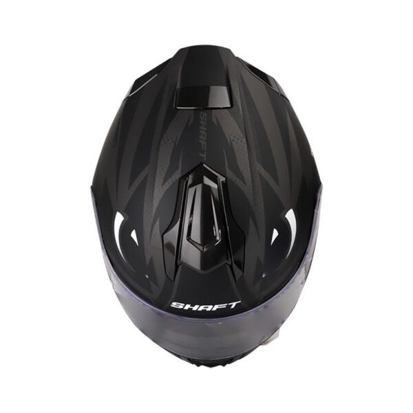 CASCO SHAFT 551 PRIMITIVE NEGRO🔥 El casco de moto integral Shaft modelo SH-551 combina tecnología avanzada y diseño ergonómico para proporcionar un nivel excepcional de seguridad y comodidad durante tus viajes. Detalles: Marca: Shaft Modelo: SH-551 Material: Carcasa de ABS, un termoplástico de alta resistencia para una protección sólida. Interior: Tecnología SAT (Tecnología de Absorción de Impactos) para una absorción eficiente de impactos. Tapizado: Tela 100% de poliéster con propiedades antibacteriales para mayor comodidad y ajuste. Cubre barbilla: Tela para impedir el ingreso de viento al interior del casco. Peso: 1.390 gramos (+- 50 gramos), proporcionando comodidad sin sacrificar la seguridad. Visor: Policarbonato con protección UV y anti-rayaduras para una visión clara y protegida. Ventilaciones: Frontales y superiores ajustables para una circulación de aire personalizada. Salidas posteriores: Fijas para permitir la evacuación eficiente del aire al interior del casco. Sistema de cierre: Broche micrométrico ajustable para un cierre seguro y ajuste personalizado. Ajuste: Óptimo con dos tamaños de coraza disponibles. Compatibilidad: Pinlock 30 (No incluido) para mantener una visión clara en condiciones de humedad. Certificación: Norma europea ECE-R 2205 y la colombiana RES1080, garantizando estándares de seguridad reconocidos internacionalmente. El casco integral SH-551 de Shaft no solo cumple con rigurosas normas de seguridad, sino que también ofrece un diseño elegante y funcional para los motociclistas exigentes. Cuenta con: Funda protectora