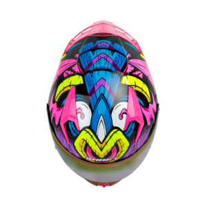 CASCO DE MOTO SHAFT SH-526SP EVO TIKI ROSA + MICA TRANSPARENTE DE REGALO El casco SH-526SP Evo de la marca Shaft es un casco integral diseñado para ofrecer seguridad y comodidad a los motociclistas en cada viaje. Detalles: Carcasa de ABS: Fabricada con termoplástico de alta resistencia, proporciona una protección sólida en caso de impacto. Tecnología SAT: El interior del casco está equipado con la tecnología de absorción de impactos para una protección efectiva durante la conducción. Tapizado de lujo personalizado: Fabricado en tela 100% de poliéster con propiedades antibacterianas, ofrece una comodidad y ajuste excepcionales para el usuario. Cubre barbilla de tela: Ayuda a impedir el ingreso de viento al interior del casco, proporcionando una experiencia de conducción más cómoda. Visor de policarbonato: Con protección UV y resistente a rayaduras, ofrece una visión clara y protegida durante la conducción. Ventilaciones frontales y superiores regulables: Permiten una circulación de aire personalizada para mantener la cabeza fresca y seca en todo momento. Salidas posteriores fijas: Permiten la evacuación eficiente del aire al interior del casco, proporcionando una ventilación óptima. Sistema de broche micrométrico ajustable: Asegura un cierre seguro y un ajuste personalizado para cada usuario. Preparado para intercomunicador: Listo para integrar un sistema de intercomunicador para una experiencia de conducción conectada. Compatible con Pinlock 30: Permite la integración del Pinlock 30 (no incluido) para mantener una visión clara en condiciones de humedad. Certificaciones de seguridad: Cumple con la norma europea ECE-R 2206 y Decreto Supremo N° 231, de 2000 de Ministerio de Transportes y Telecomunicaciones de Chile. Incluye: Visor transparente y visor de color. Alerón trasero. Kit de repuestos para el sistema de fijación del visor. Funda protectora. El casco SH-526SP Evo de Shaft es una excelente opción, ofreciendo una experiencia completa y segura para los motociclistas.