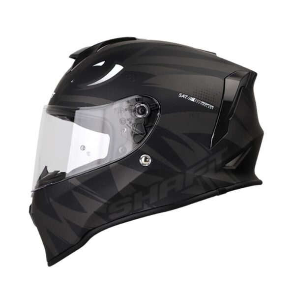 CASCO SHAFT 551 PRIMITIVE NEGRO🔥 El casco de moto integral Shaft modelo SH-551 combina tecnología avanzada y diseño ergonómico para proporcionar un nivel excepcional de seguridad y comodidad durante tus viajes. Detalles: Marca: Shaft Modelo: SH-551 Material: Carcasa de ABS, un termoplástico de alta resistencia para una protección sólida. Interior: Tecnología SAT (Tecnología de Absorción de Impactos) para una absorción eficiente de impactos. Tapizado: Tela 100% de poliéster con propiedades antibacteriales para mayor comodidad y ajuste. Cubre barbilla: Tela para impedir el ingreso de viento al interior del casco. Peso: 1.390 gramos (+- 50 gramos), proporcionando comodidad sin sacrificar la seguridad. Visor: Policarbonato con protección UV y anti-rayaduras para una visión clara y protegida. Ventilaciones: Frontales y superiores ajustables para una circulación de aire personalizada. Salidas posteriores: Fijas para permitir la evacuación eficiente del aire al interior del casco. Sistema de cierre: Broche micrométrico ajustable para un cierre seguro y ajuste personalizado. Ajuste: Óptimo con dos tamaños de coraza disponibles. Compatibilidad: Pinlock 30 (No incluido) para mantener una visión clara en condiciones de humedad. Certificación: Norma europea ECE-R 2205 y la colombiana RES1080, garantizando estándares de seguridad reconocidos internacionalmente. El casco integral SH-551 de Shaft no solo cumple con rigurosas normas de seguridad, sino que también ofrece un diseño elegante y funcional para los motociclistas exigentes. Cuenta con: Funda protectora