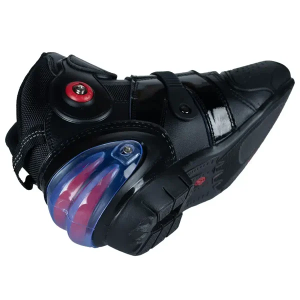BOTINES DE MOTO SPEED BIKERS CAÑA MEDIA🔥 Descripción: Experimenta una combinación única de comodidad y durabilidad con los botines de moto Speed Bikers, diseñados para ofrecer protección óptima y un ajuste seguro. Fabricados en cuero de alta calidad, estos botines están diseñados para los motociclistas que buscan un equilibrio entre estilo y funcionalidad. Detalles: Material: Fabricados en cuero para máxima durabilidad. Ajuste Seguro: Sistema de cierre con broche mecánico y velcro para un ajuste preciso y seguro. Suela Antideslizante: Proporciona un agarre firme en diversas superficies. Caña Alta: Ofrece soporte adicional en el tobillo, mejorando la protección. Protección de Goma: Incorpora una protección de goma en la zona de contacto con el cambio, previniendo el desgaste. Tela Interior Respirable: Mantiene los pies frescos y cómodos durante la conducción. Refuerzos en Talón y Punta: Protección adicional en áreas clave, con la punta reemplazable (incluye un par de repuesto). Ventilación Ajustable: Toma de aire en la parte externa del pie para una regulación personalizada. Protección Rígida para el Tobillo: Asegura estabilidad y protección durante la conducción. Suela Reforzada: Aumenta la durabilidad y resistencia del calzado. Estos botines Speed Bikers caña media son la elección ideal para quienes buscan un calzado robusto y confiable para sus aventuras en moto.