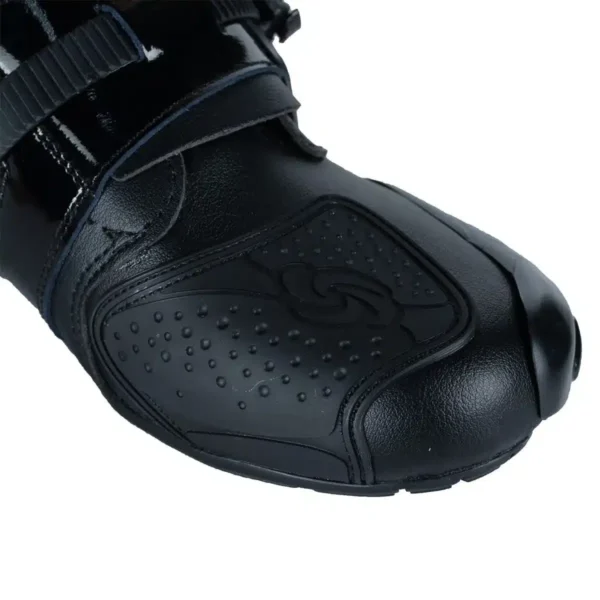 BOTINES DE MOTO SPEED BIKERS CAÑA MEDIA🔥 Descripción: Experimenta una combinación única de comodidad y durabilidad con los botines de moto Speed Bikers, diseñados para ofrecer protección óptima y un ajuste seguro. Fabricados en cuero de alta calidad, estos botines están diseñados para los motociclistas que buscan un equilibrio entre estilo y funcionalidad. Detalles: Material: Fabricados en cuero para máxima durabilidad. Ajuste Seguro: Sistema de cierre con broche mecánico y velcro para un ajuste preciso y seguro. Suela Antideslizante: Proporciona un agarre firme en diversas superficies. Caña Alta: Ofrece soporte adicional en el tobillo, mejorando la protección. Protección de Goma: Incorpora una protección de goma en la zona de contacto con el cambio, previniendo el desgaste. Tela Interior Respirable: Mantiene los pies frescos y cómodos durante la conducción. Refuerzos en Talón y Punta: Protección adicional en áreas clave, con la punta reemplazable (incluye un par de repuesto). Ventilación Ajustable: Toma de aire en la parte externa del pie para una regulación personalizada. Protección Rígida para el Tobillo: Asegura estabilidad y protección durante la conducción. Suela Reforzada: Aumenta la durabilidad y resistencia del calzado. Estos botines Speed Bikers caña media son la elección ideal para quienes buscan un calzado robusto y confiable para sus aventuras en moto.