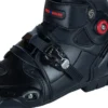 BOTINES DE MOTO SPEED BIKERS CAÑA MEDIA🔥 Descripción: Experimenta una combinación única de comodidad y durabilidad con los botines de moto Speed Bikers, diseñados para ofrecer protección óptima y un ajuste seguro. Fabricados en cuero de alta calidad, estos botines están diseñados para los motociclistas que buscan un equilibrio entre estilo y funcionalidad. Detalles: Material: Fabricados en cuero para máxima durabilidad. Ajuste Seguro: Sistema de cierre con broche mecánico y velcro para un ajuste preciso y seguro. Suela Antideslizante: Proporciona un agarre firme en diversas superficies. Caña Alta: Ofrece soporte adicional en el tobillo, mejorando la protección. Protección de Goma: Incorpora una protección de goma en la zona de contacto con el cambio, previniendo el desgaste. Tela Interior Respirable: Mantiene los pies frescos y cómodos durante la conducción. Refuerzos en Talón y Punta: Protección adicional en áreas clave, con la punta reemplazable (incluye un par de repuesto). Ventilación Ajustable: Toma de aire en la parte externa del pie para una regulación personalizada. Protección Rígida para el Tobillo: Asegura estabilidad y protección durante la conducción. Suela Reforzada: Aumenta la durabilidad y resistencia del calzado. Estos botines Speed Bikers caña media son la elección ideal para quienes buscan un calzado robusto y confiable para sus aventuras en moto.