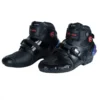 BOTINES DE MOTO SPEED BIKERS CAÑA MEDIA🔥 Descripción: Experimenta una combinación única de comodidad y durabilidad con los botines de moto Speed Bikers, diseñados para ofrecer protección óptima y un ajuste seguro. Fabricados en cuero de alta calidad, estos botines están diseñados para los motociclistas que buscan un equilibrio entre estilo y funcionalidad. Detalles: Material: Fabricados en cuero para máxima durabilidad. Ajuste Seguro: Sistema de cierre con broche mecánico y velcro para un ajuste preciso y seguro. Suela Antideslizante: Proporciona un agarre firme en diversas superficies. Caña Alta: Ofrece soporte adicional en el tobillo, mejorando la protección. Protección de Goma: Incorpora una protección de goma en la zona de contacto con el cambio, previniendo el desgaste. Tela Interior Respirable: Mantiene los pies frescos y cómodos durante la conducción. Refuerzos en Talón y Punta: Protección adicional en áreas clave, con la punta reemplazable (incluye un par de repuesto). Ventilación Ajustable: Toma de aire en la parte externa del pie para una regulación personalizada. Protección Rígida para el Tobillo: Asegura estabilidad y protección durante la conducción. Suela Reforzada: Aumenta la durabilidad y resistencia del calzado. Estos botines Speed Bikers caña media son la elección ideal para quienes buscan un calzado robusto y confiable para sus aventuras en moto.