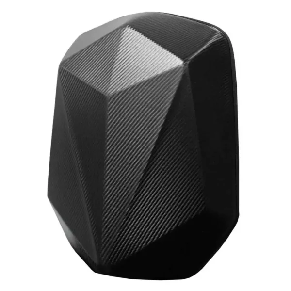 MOCHILA AERODINÁMICA TIPO CAPARAZÓN Diseñada especialmente para motociclistas, esta mochila tipo caparazón combina aerodinámica, capacidad y protección. Su estructura rígida y diseño compacto la convierten en la compañera ideal para quienes necesitan transportar objetos de forma segura y sin comprometer el rendimiento sobre la moto. Características: • Caparazón semi rígido con funda impermeable incluida • Capacidad aproximada de 25 litros • Diseño aerodinámico que reduce la resistencia al viento • Compartimento interno acolchado para notebook • Cierre expansible: añade hasta 12 cm de capacidad extra • Broches en pecho y cintura para mayor estabilidad • Tela transpirable para mejor ventilación • Medidas: 51 cm largo x 35,5 cm ancho x 14 cm alto Con esta mochila llevas todo lo esencial con comodidad, seguridad y estilo, sin comprometer el rendimiento en tus rutas.