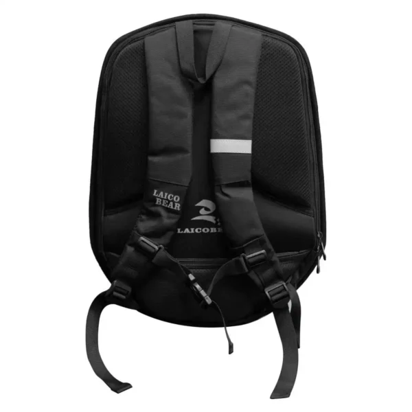 MOCHILA AERODINÁMICA TIPO CAPARAZÓN Diseñada especialmente para motociclistas, esta mochila tipo caparazón combina aerodinámica, capacidad y protección. Su estructura rígida y diseño compacto la convierten en la compañera ideal para quienes necesitan transportar objetos de forma segura y sin comprometer el rendimiento sobre la moto. Características: • Caparazón semi rígido con funda impermeable incluida • Capacidad aproximada de 25 litros • Diseño aerodinámico que reduce la resistencia al viento • Compartimento interno acolchado para notebook • Cierre expansible: añade hasta 12 cm de capacidad extra • Broches en pecho y cintura para mayor estabilidad • Tela transpirable para mejor ventilación • Medidas: 51 cm largo x 35,5 cm ancho x 14 cm alto Con esta mochila llevas todo lo esencial con comodidad, seguridad y estilo, sin comprometer el rendimiento en tus rutas.