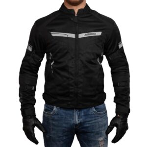 CHAQUETA ARMAD GEAR AIR RIDER🔥 La chaqueta de cordura Armad Gear Air Rider está diseñada para proporcionar una experiencia de conducción única, combinando estilo y funcionalidad con la máxima atención a los detalles. Detalles: Marca: Armad Gear Modelo: Air Rider Ajuste Personalizado: Cintas ajustables con velcro en la cadera y doble correa en los brazos para un ajuste seguro y personalizado. Elementos Reflectantes: Logos Armad reflectantes en espalda, brazos y pecho para mejorar la visibilidad en condiciones de poca luz. Almacenamiento Seguro: Bolsillos delanteros con cierre para mantener tus pertenencias seguras durante tus travesías. Capa Externa Resistente: Fabricada en Maxdura, material resistente a la abrasión, con paneles de tela perforada para un mayor ingreso de aire, ideal para uso en primavera-verano. Forro Transpirable: Interior micro perforado que garantiza una transpirabilidad óptima. Forro Interior Desmontable: Forro impermeable desmontable con dos bolsillos, adaptable a diversas condiciones climáticas. Protección Certificada: Incluye protecciones desmontables y certificadas para garantizar la máxima seguridad. Comodidad Extra: Paneles elasticados en hombros y brazos para ofrecer mayor comodidad durante los viajes. La Armad Gear Air Rider es más que una chaqueta; es una pieza clave en el equipamiento de cualquier motociclista, ofreciendo un equilibrio perfecto entre estilo, confort y seguridad.