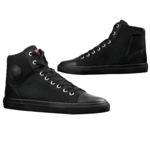 BOTAS TIPO ZAPATILLAS AUGI U4 URBAN REFORZADAS 🔥 ¿Buscas algo más casual para tu día a día? Viaja por las calles con estilo y funcionalidad con las Botas para Motociclista Augi, modelo U4. Diseñadas con un estilo urbano, estas botas ofrecen más que solo apariencia. A continuación, se presentan los detalles clave de este modelo: Detalles: Modelo: U4 Diseño: Estilo urbano con un look juvenil que se adapta tanto a la conducción como al uso diario. Material: Capa superior de canvas que proporciona durabilidad y resistencia al desgaste. Forro Interior: Confeccionado con un material cómodo y transpirable que incluye una función antimicrobiana, ideal para mantener los pies frescos durante largos periodos de uso. Cierre: Sistema de cierre frontal con cordones y lateral con cremallera para un ajuste seguro y práctico. Costuras: Reforzadas en zonas de alta tensión, lo que garantiza mayor durabilidad y resistencia. Suela: Fabricada en caucho natural, diseñada para ofrecer flexibilidad y un agarre óptimo en diferentes superficies. Plantilla: Acolchada para asegurar un confort adicional durante la conducción. Protección: Incorpora un protector de pata de cambios en canvas, así como puntera y talón reforzados para mayor seguridad. Refuerzo en el Tobillo: Añadido de nailon rígido para protección extra, ideal para motociclistas que buscan seguridad sin sacrificar el estilo. Las Botas Augi U4 Urban Reforzadas son la elección perfecta para aquellos que desean un calzado que combine estilo, comodidad y la protección necesaria para un viaje seguro en motocicleta.