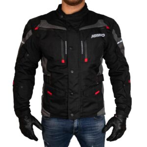 CHAQUETA ARMAD GEAR NORD IMPERMEABLE 🔥 La chaqueta Nord de la marca Armad Gear redefine la experiencia de conducción, combinando innovación y comodidad para ofrecer una prenda excepcional para motociclistas. Detalles: Marca: Armad Gear Modelo: Nord Sistema de Ventilación Air-Flow: Incluye tomas de aire estratégicamente ubicadas en hombros, mangas, brazos y espalda para un flujo de aire óptimo. Paneles de Ventilación: Paneles en el pecho con malla (mesh) para mayor ventilación, cubiertos con un panel de Maxdura, ideales para días fríos. Visibilidad Mejorada: Logos reflectantes en brazos, espalda y cintura para una mayor visibilidad en condiciones de poca luz. Comodidad Personalizada: Paneles elásticos en hombros, espalda y brazos para una comodidad excepcional durante el trayecto. Amplio Almacenamiento: Dos bolsillos frontales con velcro y un bolsillo grande en la espalda baja para fácil acceso y almacenamiento. Alta Resistencia: Capa externa de Maxdura, resistente a la abrasión y al agua, diseñada para enfrentar diversos entornos. Forro Impermeable y Transpirable: Forro interno impermeable con micro perforaciones para una ventilación eficiente. Protección Certificada: Incluye protecciones desmontables y certificadas para una seguridad superior. Refuerzo Estratégico: Paneles de Maxdura en los hombros y brazos para una durabilidad adicional. Cierres YKK: Garantizando calidad con cierres duraderos y confiables. Ajuste Personalizado: Cierre principal con doble recubrimiento interno para evitar el paso del viento y agua, ajuste con broche en el antebrazo y velcro en la manga y parte superior del brazo. La chaqueta Nord de Armad Gear es la elección perfecta para los motociclistas que buscan seguridad, confort y tecnología avanzada en cada aventura.
