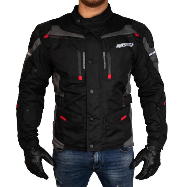 CHAQUETA ARMAD GEAR NORD IMPERMEABLE 🔥 La chaqueta Nord de la marca Armad Gear redefine la experiencia de conducción, combinando innovación y comodidad para ofrecer una prenda excepcional para motociclistas. Detalles: Marca: Armad Gear Modelo: Nord Sistema de Ventilación Air-Flow: Incluye tomas de aire estratégicamente ubicadas en hombros, mangas, brazos y espalda para un flujo de aire óptimo. Paneles de Ventilación: Paneles en el pecho con malla (mesh) para mayor ventilación, cubiertos con un panel de Maxdura, ideales para días fríos. Visibilidad Mejorada: Logos reflectantes en brazos, espalda y cintura para una mayor visibilidad en condiciones de poca luz. Comodidad Personalizada: Paneles elásticos en hombros, espalda y brazos para una comodidad excepcional durante el trayecto. Amplio Almacenamiento: Dos bolsillos frontales con velcro y un bolsillo grande en la espalda baja para fácil acceso y almacenamiento. Alta Resistencia: Capa externa de Maxdura, resistente a la abrasión y al agua, diseñada para enfrentar diversos entornos. Forro Impermeable y Transpirable: Forro interno impermeable con micro perforaciones para una ventilación eficiente. Protección Certificada: Incluye protecciones desmontables y certificadas para una seguridad superior. Refuerzo Estratégico: Paneles de Maxdura en los hombros y brazos para una durabilidad adicional. Cierres YKK: Garantizando calidad con cierres duraderos y confiables. Ajuste Personalizado: Cierre principal con doble recubrimiento interno para evitar el paso del viento y agua, ajuste con broche en el antebrazo y velcro en la manga y parte superior del brazo. La chaqueta Nord de Armad Gear es la elección perfecta para los motociclistas que buscan seguridad, confort y tecnología avanzada en cada aventura.