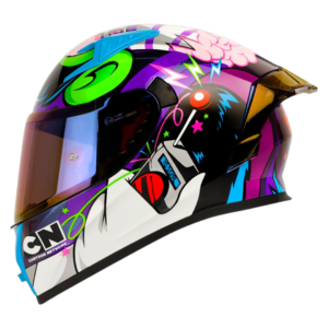 CASCO PARA MOTO SHAFT SH-526SP JOJO + VISOR TRANSPARENTE DE REGALO - CASCO EDICIÓN LIMITADA El casco SH-526SP Evo de la marca Shaft es una edición limitada en colaboración con Cartoon Network, diseñada para los entusiastas de la animación que buscan estilo y seguridad en la carretera. Detalles: Carcasa de ABS: Fabricada con termoplástico de alta resistencia, proporciona una protección sólida en caso de impacto. Tecnología SAT: El interior del casco está equipado con la tecnología de absorción de impactos para una protección efectiva durante la conducción. Tapizado de lujo personalizado: Fabricado en tela 100% de poliéster con propiedades antibacterianas, ofrece una comodidad y ajuste excepcionales para el usuario. Cubre barbilla de tela: Ayuda a impedir el ingreso de viento al interior del casco. Visor de policarbonato con protección UV y anti-scratch: Ofrece una visión clara y protegida durante la conducción. Ventilaciones frontales y superiores regulables: Permiten mantener la cabeza fresca y seca, mientras que las salidas posteriores fijas garantizan una ventilación óptima. Sistema de broche micrométrico ajustable: Asegura un cierre seguro y un ajuste personalizado para cada usuario. Preparado para intercomunicador: Listo para integrar un sistema de intercomunicador para una experiencia de conducción conectada. Compatible con Pinlock 30: Permite la integración del Pinlock 30 (no incluido) para mantener una visión clara en condiciones de humedad. Certificaciones de seguridad: Cumple con la norma europea ECE-R 2206 y Decreto Supremo N° 231, de 2000 de Ministerio de Transportes y Telecomunicaciones de Chile, además cuenta con QR para una fácil verificación de su autenticidad. Incluye: Visor transparente y visor de color. Alerón trasero. Kit de repuestos para el sistema de fijación del visor. Funda protectora. Este casco de edición limitada de Shaft combina estilo, comodidad y seguridad, siendo la elección perfecta para los fans de Cartoon Network que buscan una experiencia de conducción única.