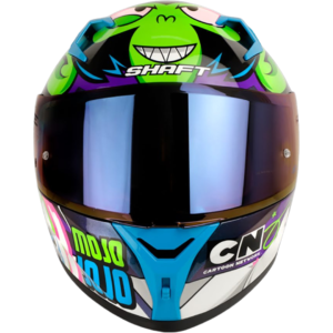 CASCO PARA MOTO SHAFT SH-526SP JOJO + VISOR TRANSPARENTE DE REGALO - CASCO EDICIÓN LIMITADA El casco SH-526SP Evo de la marca Shaft es una edición limitada en colaboración con Cartoon Network, diseñada para los entusiastas de la animación que buscan estilo y seguridad en la carretera. Detalles: Carcasa de ABS: Fabricada con termoplástico de alta resistencia, proporciona una protección sólida en caso de impacto. Tecnología SAT: El interior del casco está equipado con la tecnología de absorción de impactos para una protección efectiva durante la conducción. Tapizado de lujo personalizado: Fabricado en tela 100% de poliéster con propiedades antibacterianas, ofrece una comodidad y ajuste excepcionales para el usuario. Cubre barbilla de tela: Ayuda a impedir el ingreso de viento al interior del casco. Visor de policarbonato con protección UV y anti-scratch: Ofrece una visión clara y protegida durante la conducción. Ventilaciones frontales y superiores regulables: Permiten mantener la cabeza fresca y seca, mientras que las salidas posteriores fijas garantizan una ventilación óptima. Sistema de broche micrométrico ajustable: Asegura un cierre seguro y un ajuste personalizado para cada usuario. Preparado para intercomunicador: Listo para integrar un sistema de intercomunicador para una experiencia de conducción conectada. Compatible con Pinlock 30: Permite la integración del Pinlock 30 (no incluido) para mantener una visión clara en condiciones de humedad. Certificaciones de seguridad: Cumple con la norma europea ECE-R 2206 y Decreto Supremo N° 231, de 2000 de Ministerio de Transportes y Telecomunicaciones de Chile, además cuenta con QR para una fácil verificación de su autenticidad. Incluye: Visor transparente y visor de color. Alerón trasero. Kit de repuestos para el sistema de fijación del visor. Funda protectora. Este casco de edición limitada de Shaft combina estilo, comodidad y seguridad, siendo la elección perfecta para los fans de Cartoon Network que buscan una experiencia de conducción única.