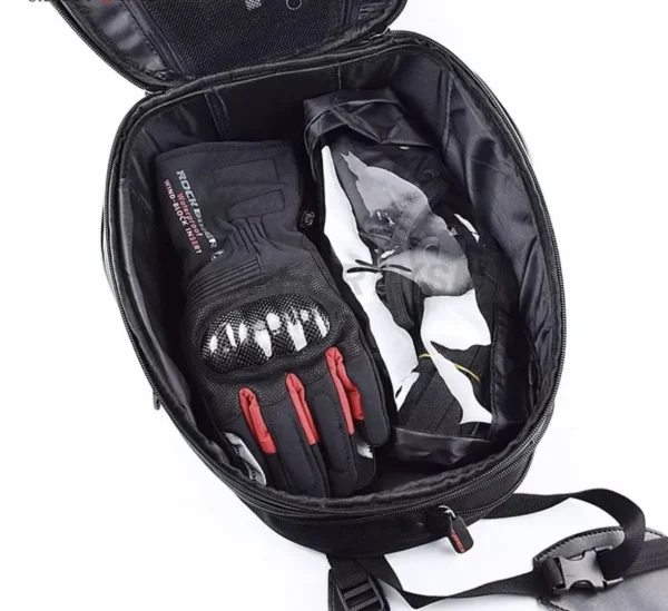 BOLSO DE ESTANQUE PARA MOTO TAICHI El bolso de estanque TAICHI combina diseño funcional con materiales resistentes, ideal para quienes buscan practicidad y protección al viajar. Su estructura rígida, sistema expandible y fijación magnética lo convierten en una opción versátil para uso diario o viajes largos. Características: • Estructura semirrígida con capacidad de 9 a 12 litros • Fijación magnética para estanques metálicos • Incluye lámina Touch transparente para el uso de smartphones como GPS • Correas elásticas para una sujeción firme y segura • Correas ajustables para facilitar su transporte fuera de la moto • Funda impermeable incluida para proteger en días de lluvia • Instalación rápida y sin herramientas Compacto, expandible y resistente al agua, este bolso de estanque es la solución ideal para llevar lo esencial siempre al alcance, con la seguridad y comodidad que todo motociclista necesita.